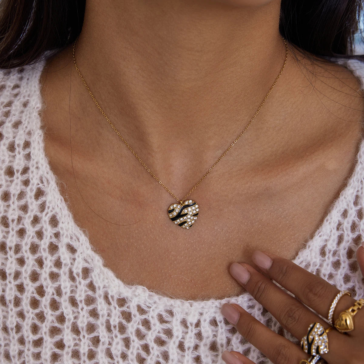 Collier “Cœur Tigré” – Collier pendentif cœur strass tigré | Bijou femme chic & audacieux | Collection Cœur Tigré