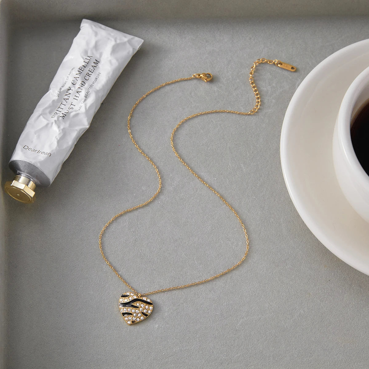 Collier “Cœur Tigré” – Collier pendentif cœur strass tigré | Bijou femme chic & audacieux | Collection Cœur Tigré